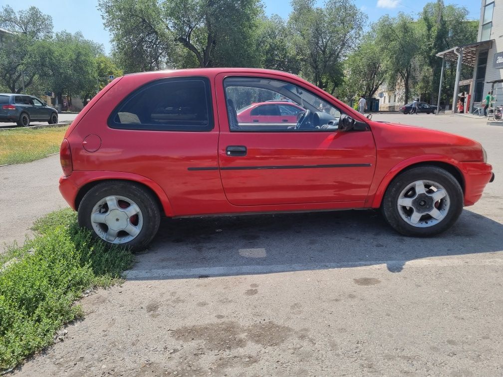 Opel Corsa 1,6л автомат 1993 г.