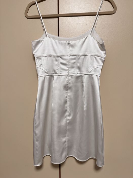 Бяла сатенена рокля Zara