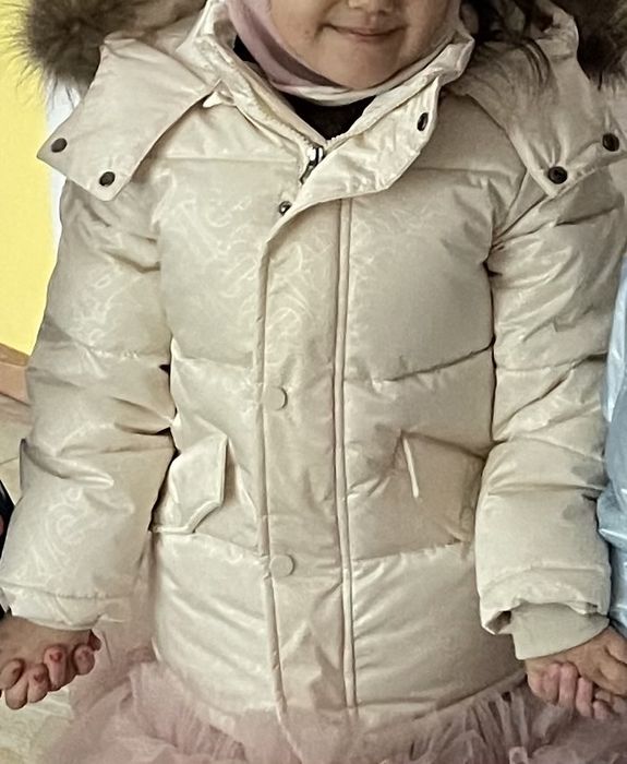 Продам зимнюю куртку на девочку 4-5 лет