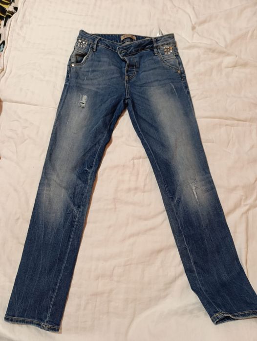 Vând 2 perechi blugi Guess