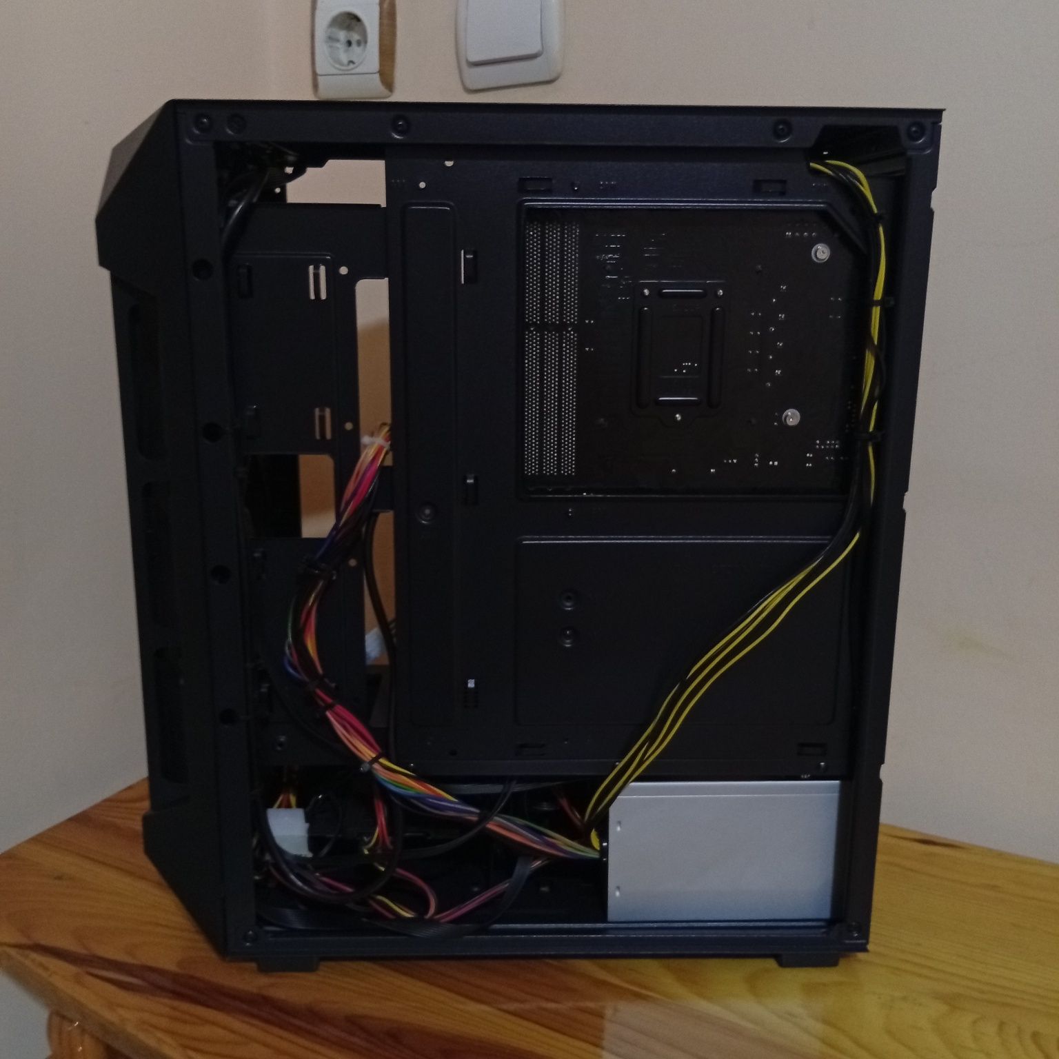 Геймърски Компютър/I5/RX480/16GB/256SSD