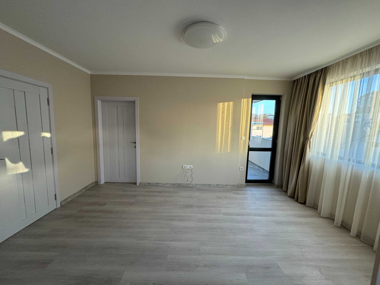 Продава се Двустаен апартамент в Търговище, Вароша - 66 кв.м за 1144 €/кв.м - Снимка #2