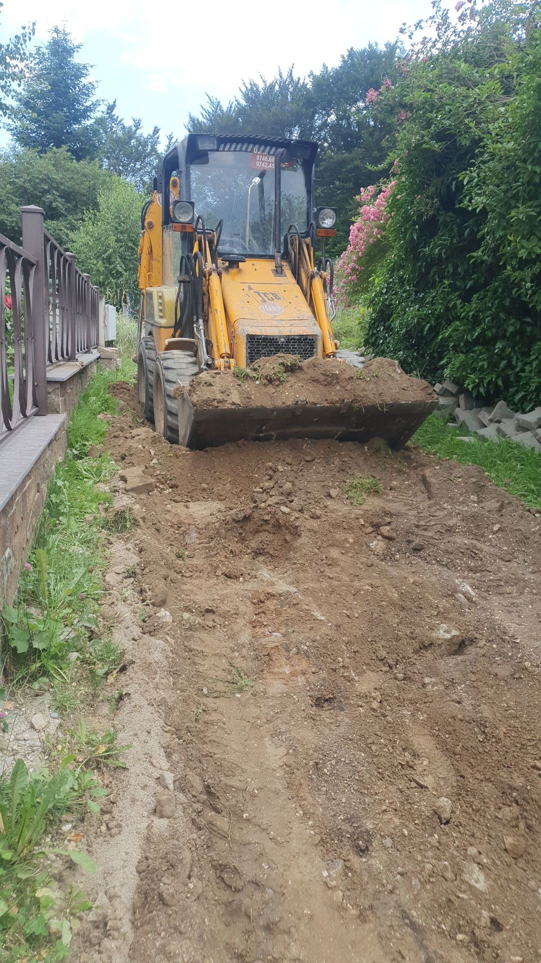 Inchiriez buldoexcavator jcb 1cx ptr spatii înguste-3 cupe,picon