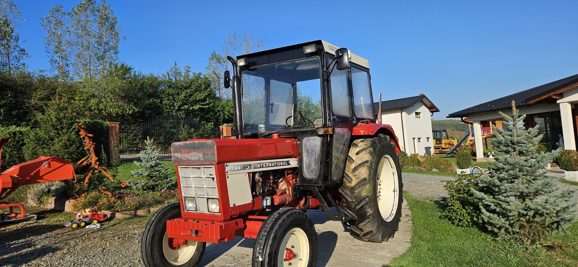 Tractor International 744