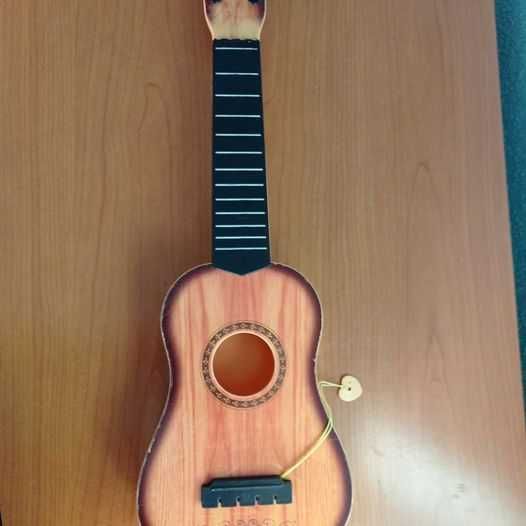 Chitara simulatorie ukulele 4 corzi  pentru copii care învață chitara.