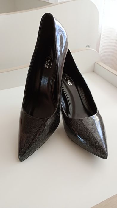 Дамски обувки на ток размер 38, много тъмно зелен оттенък към черно