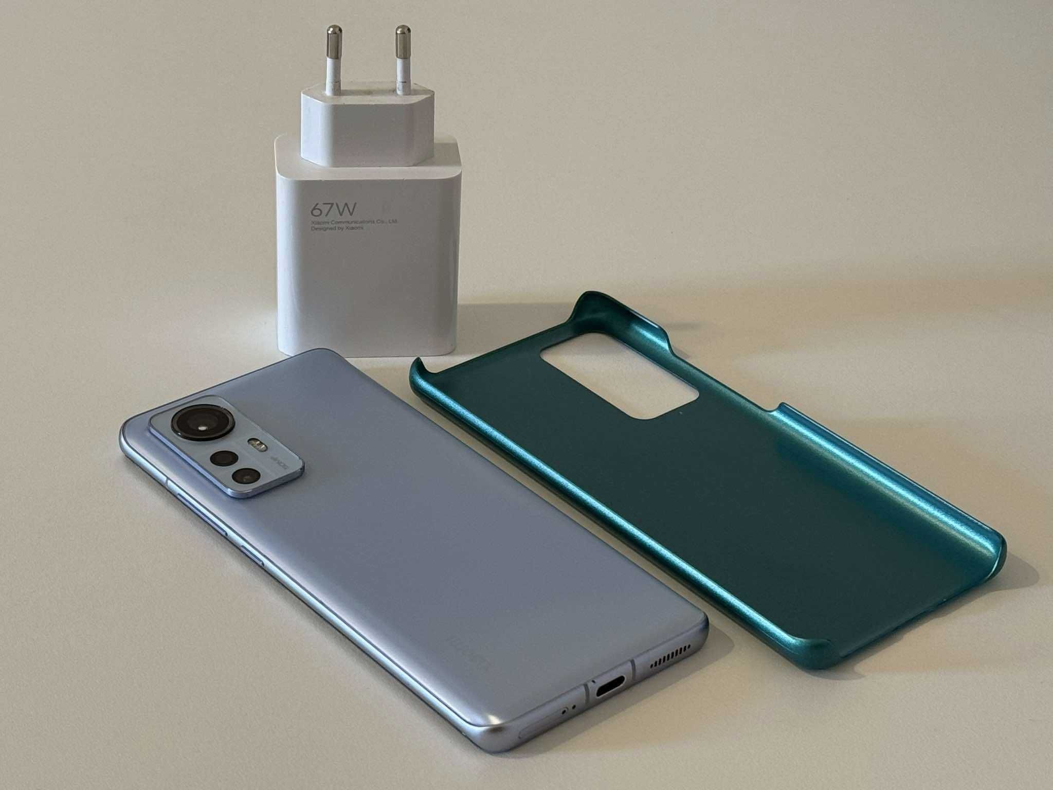 Бартер! Отличен! Xiaomi 12 256GB Blue + Адаптер за зареждане и кейс.