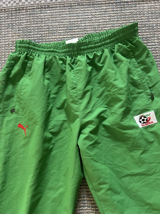 Vând pantaloni de trening .