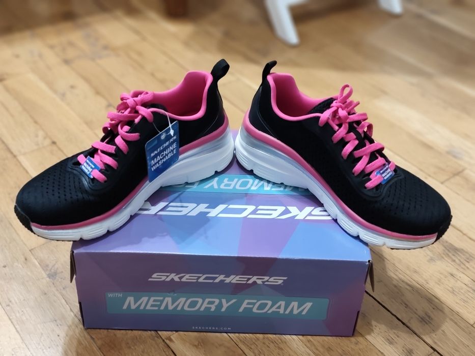 Чисто нови Skechers Make Moves черно и цикламени маратонки номер 37