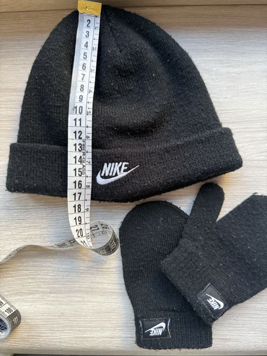 Оригинальная шапка nike с варежками до 2 хлет примерно
