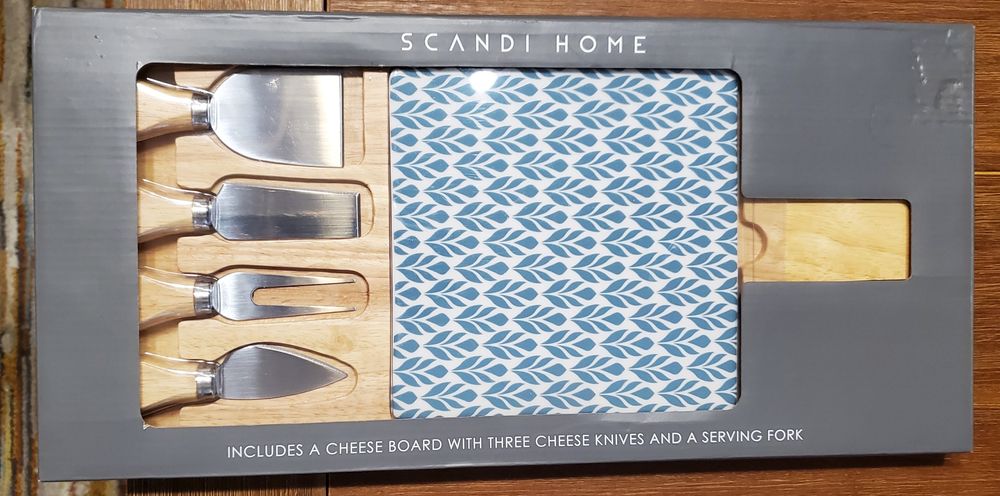 Set cuțite și tava branzeturi