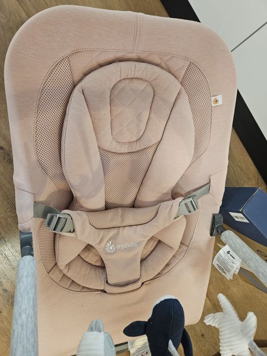 Шезлонг Ergobaby + арка с играчки Ergobaby