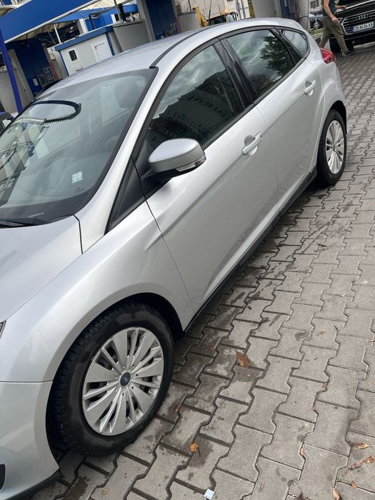 Продавал личния си автомобил безупречен Форд Фокус