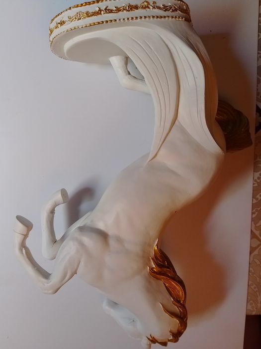 Статуетка-кон с малък дефект