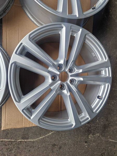 Audi Q7 R20
4M0 601 025 G
4 броя оригинални джанти