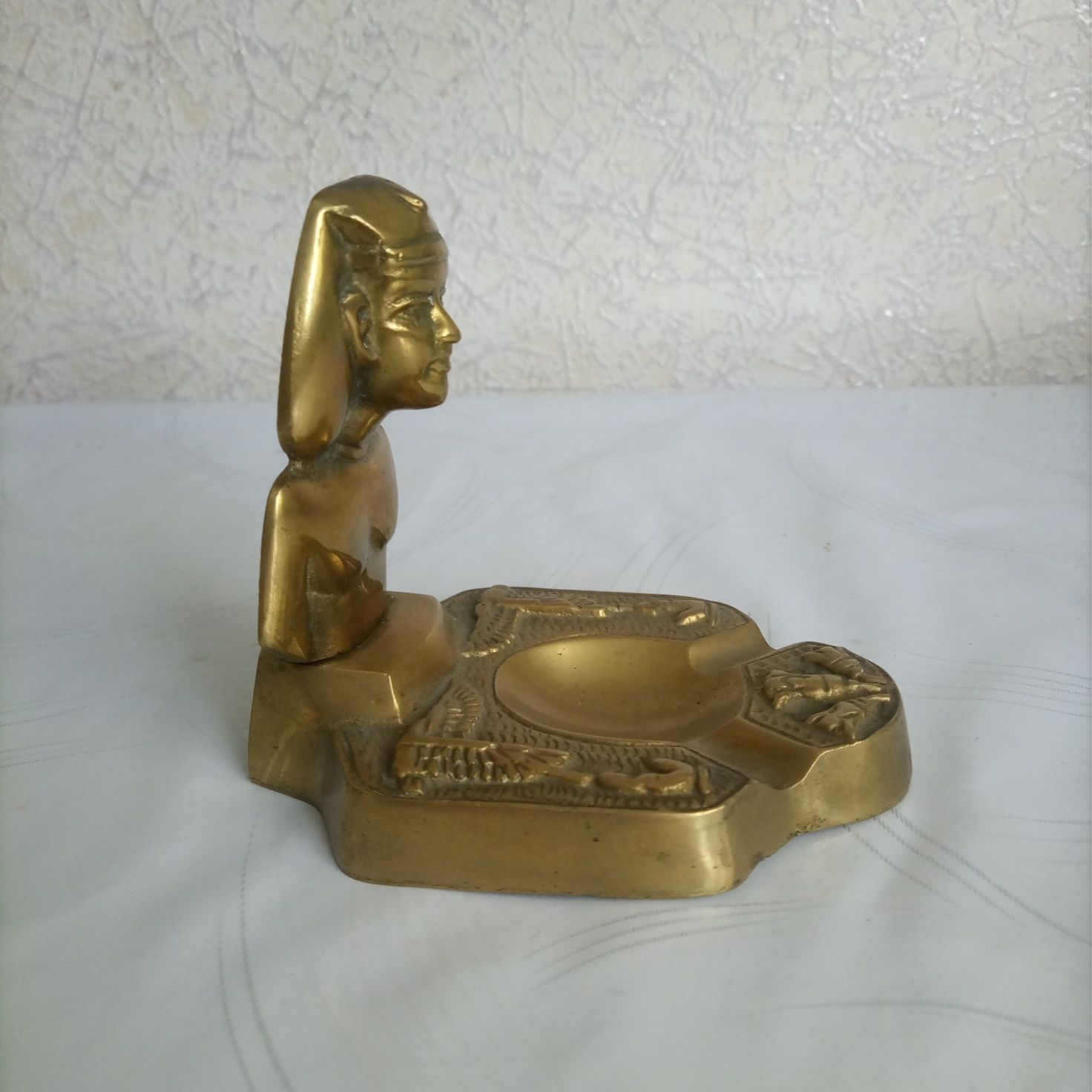 Продам пепельницы хрустальную и металлическую из Египта