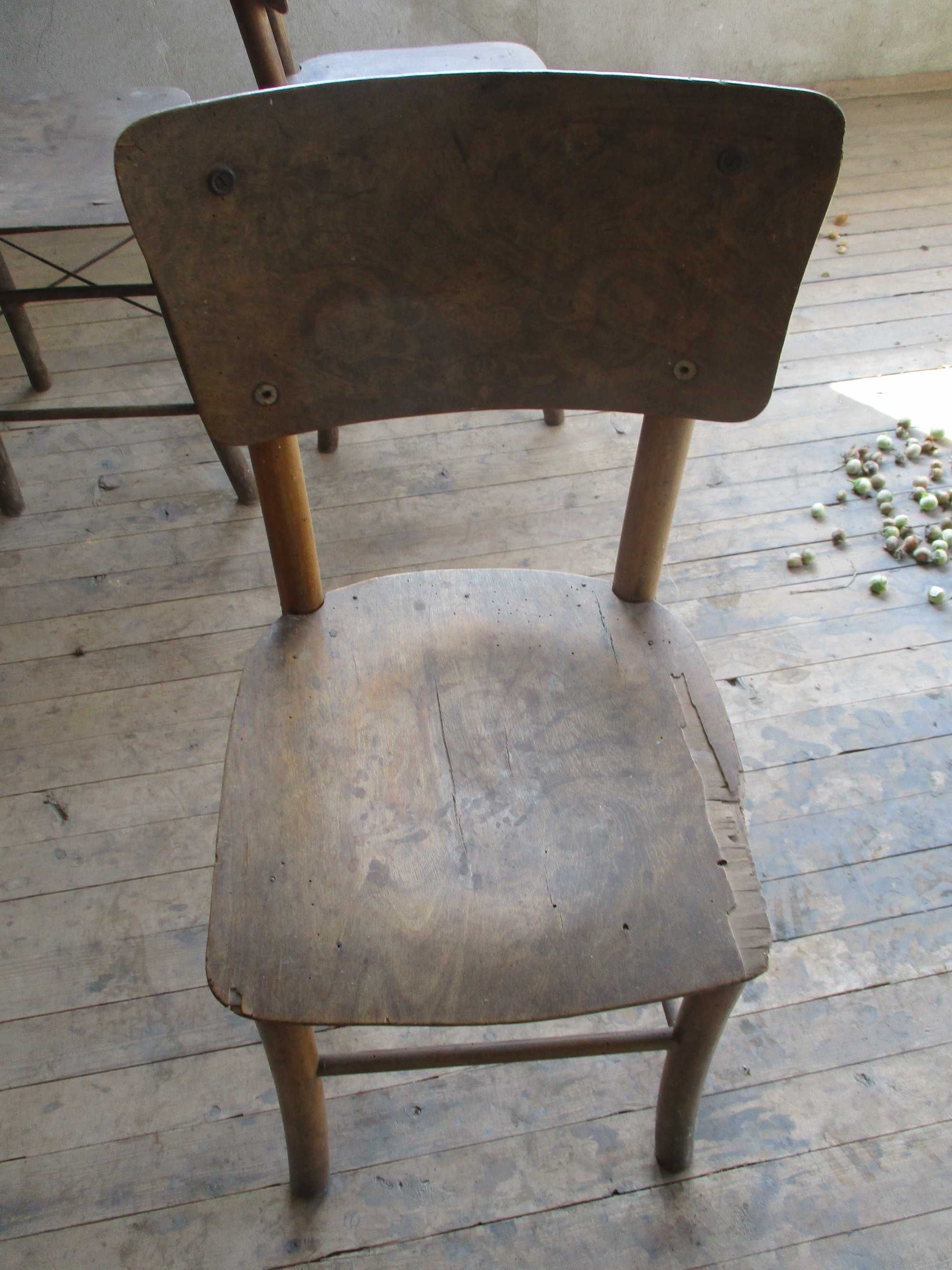 Столове  -4 дървени старинни и 2 метални с дефекти
