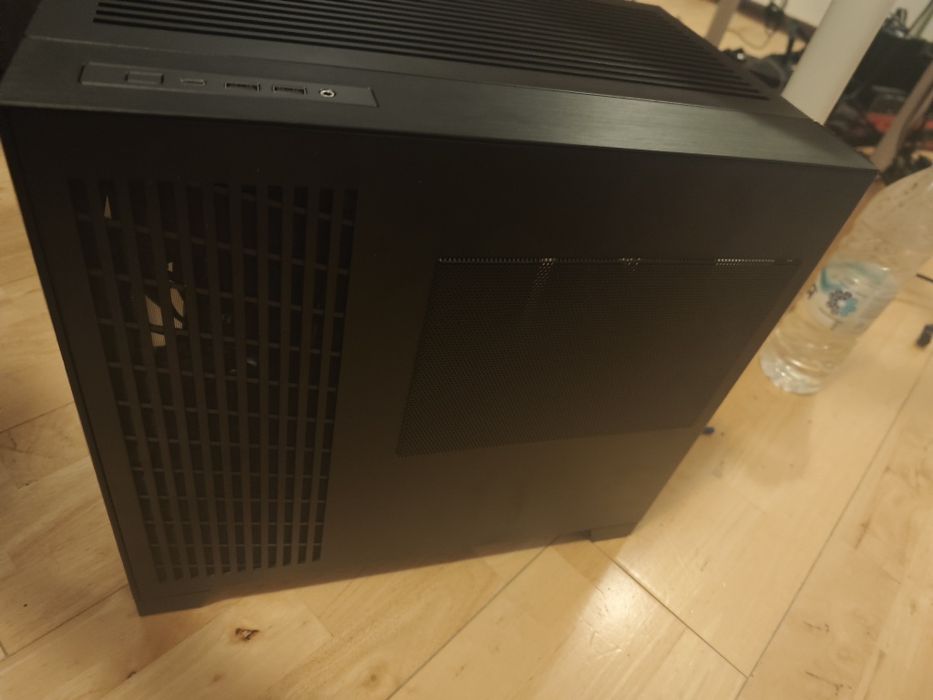 Кутия Lian Li O11D Mini V2 Flow чисто нова с 24 месеца гаранция