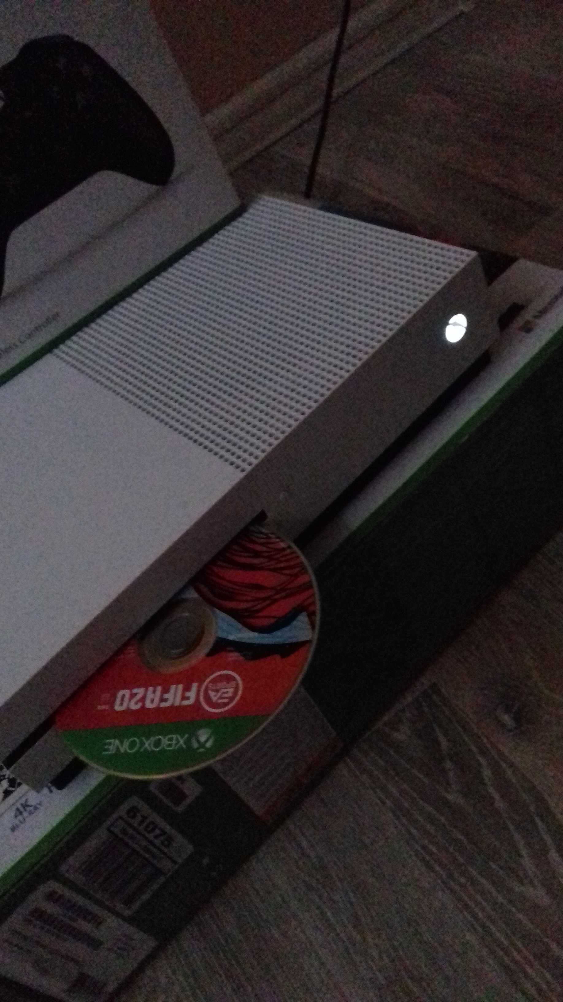 Xbox one s 1TB  (fara controller )