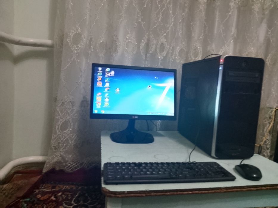 Компьютер с монитором, без клавиатуры и мышки