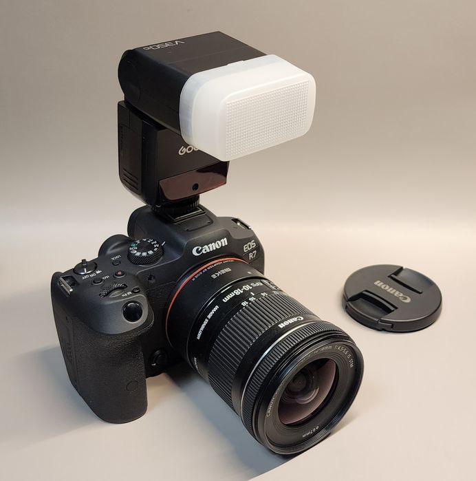 Canon R7 cu adaptor EF-RF, obiectiv Canon EF-S 10-18, bliț Godox V350C