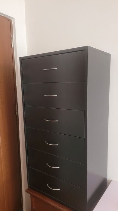 Vand un dulap cu sertare.pret 200 lei.
