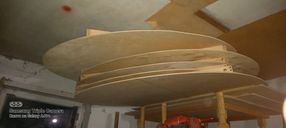 Продам столы круглые с ножками.
