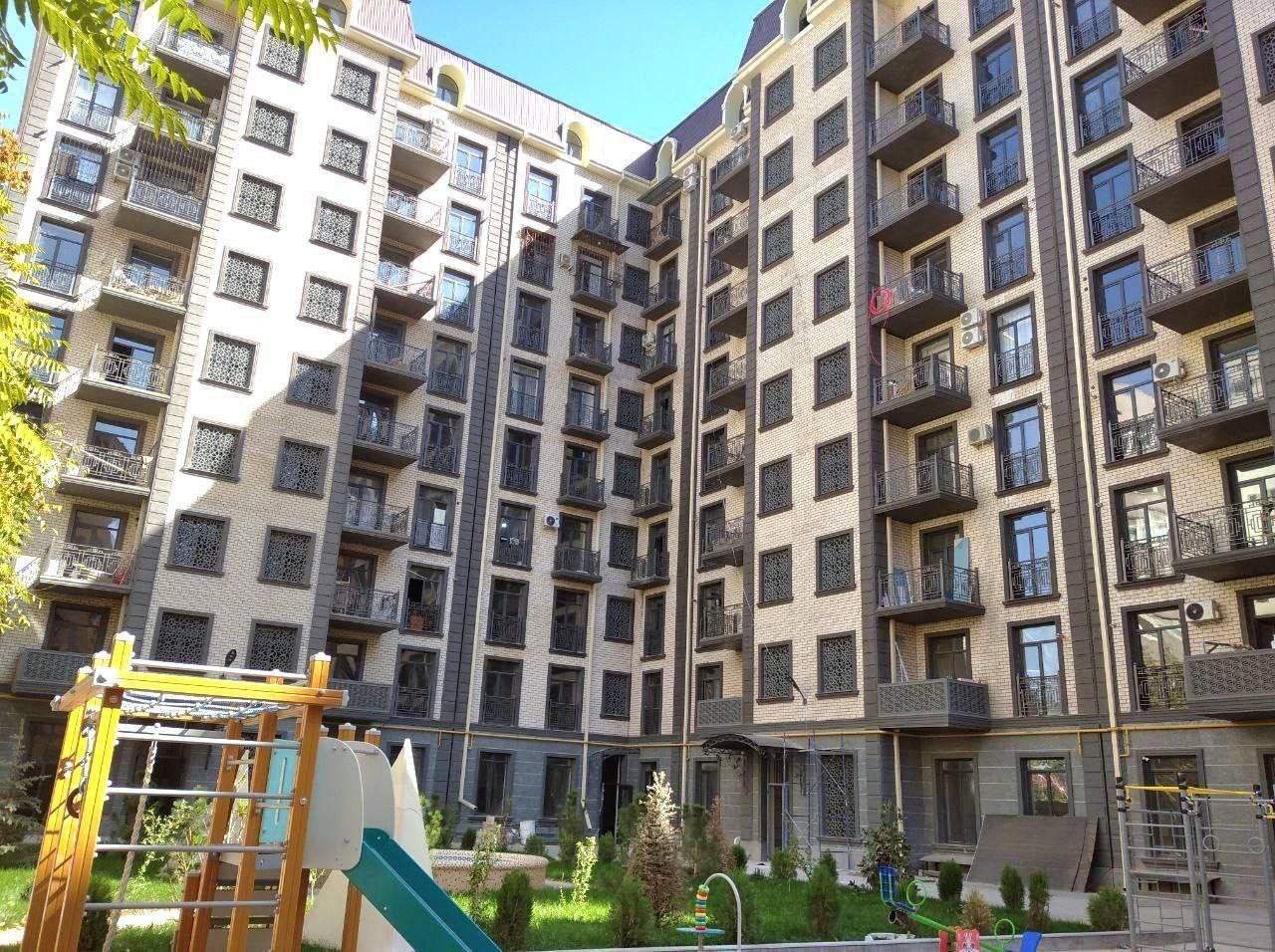 Продаётся квартира в Яккасарайском районе в Ж/К Хон сарой. Коробка.