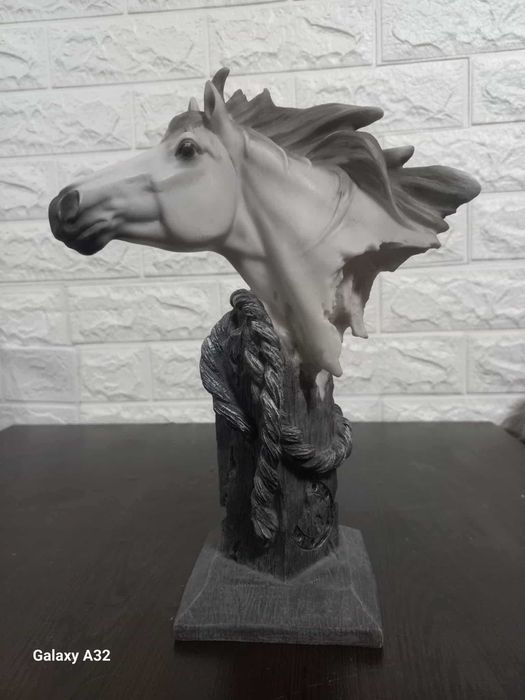 Продавам декоративни статуи, вази и фигури – без забележки