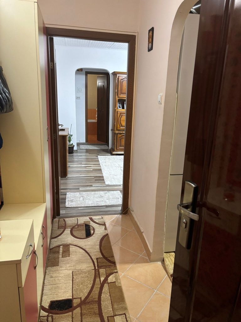 Vand apartament cu doua camere la et 1