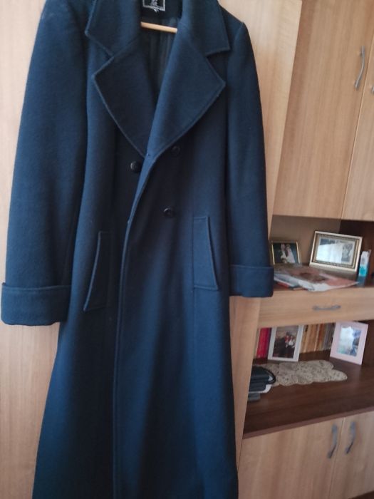 Palton negru căptușit .