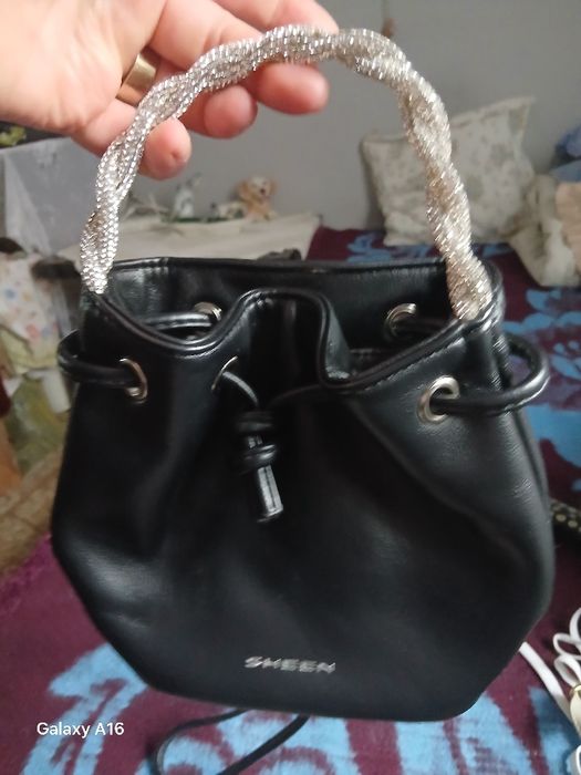 Posetuta eleganta neagra din piele