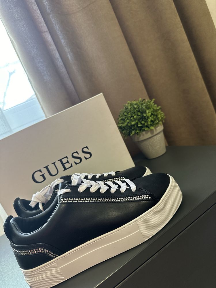 Сникърси Guess