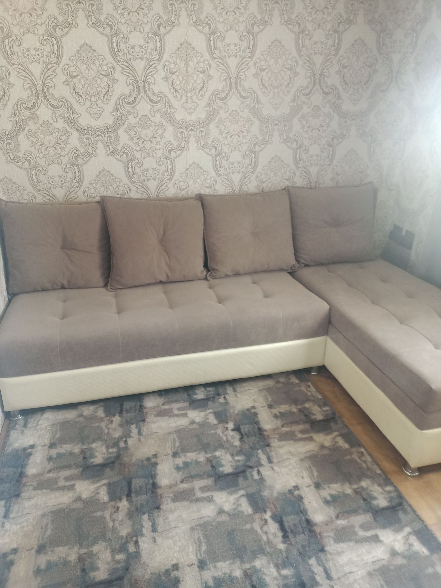 Диван угловой ,б/у,переехали не подходит по размеру!