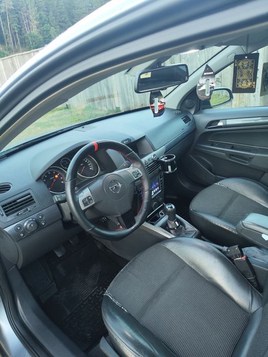 Opel Astra H
Motor 1.6 twinport 105 CP - Benzină
Transmisie manuală in