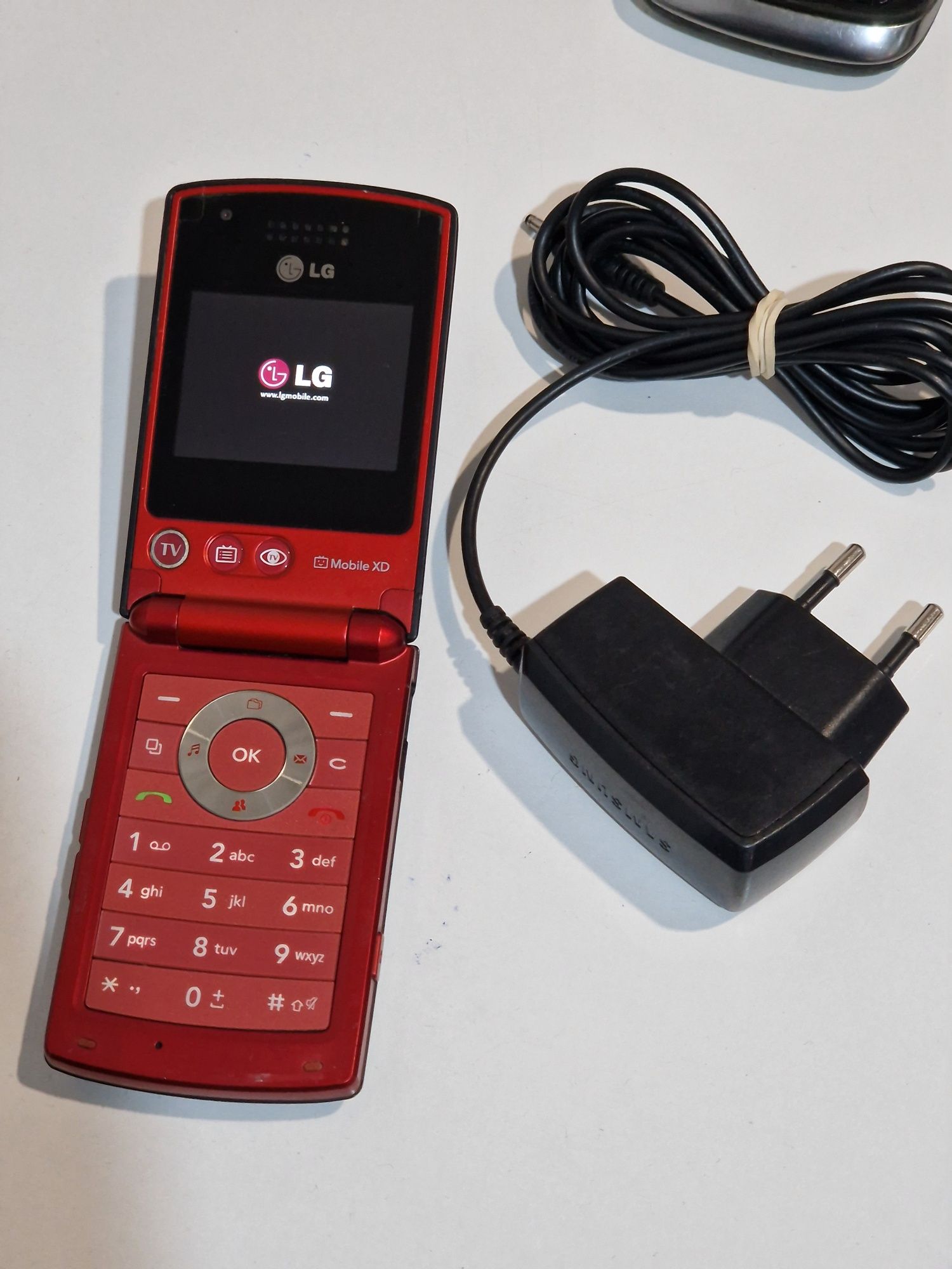 Super telefon cu clapeta Lg cu încărcător original