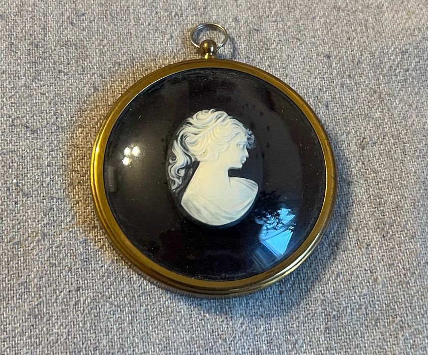 Set doua miniature cameo sculptate in rame rotunde vechi din alama