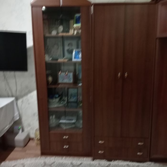 Стенка, чистое дерево, тёмного коричневого цвета