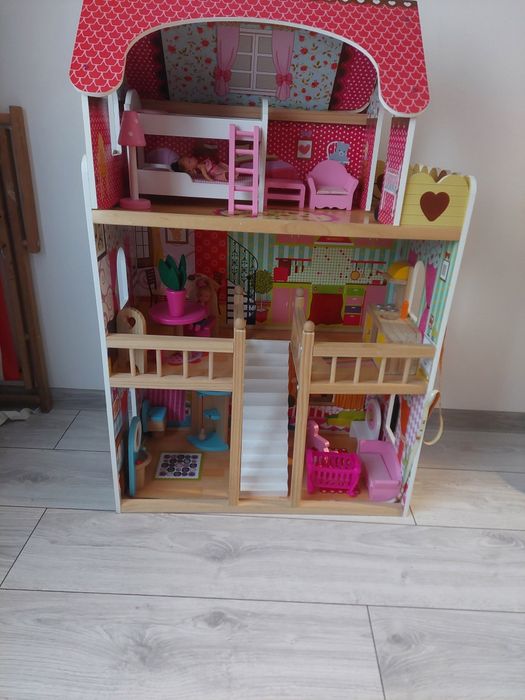 Căsuță de păpuși cu accesori si păpuși incluse