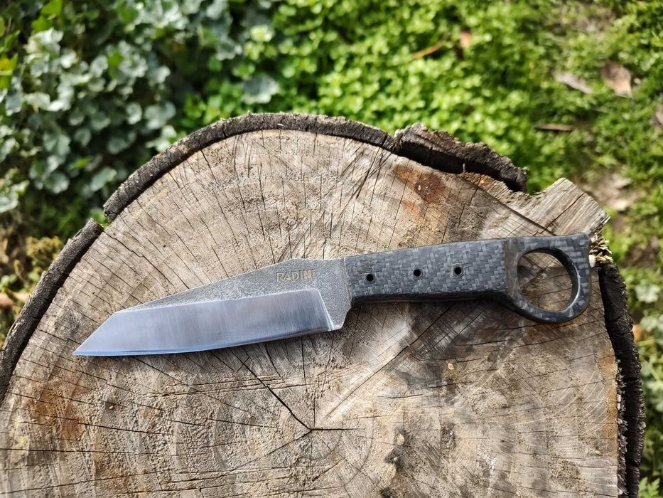 Нож от премиум стомана...