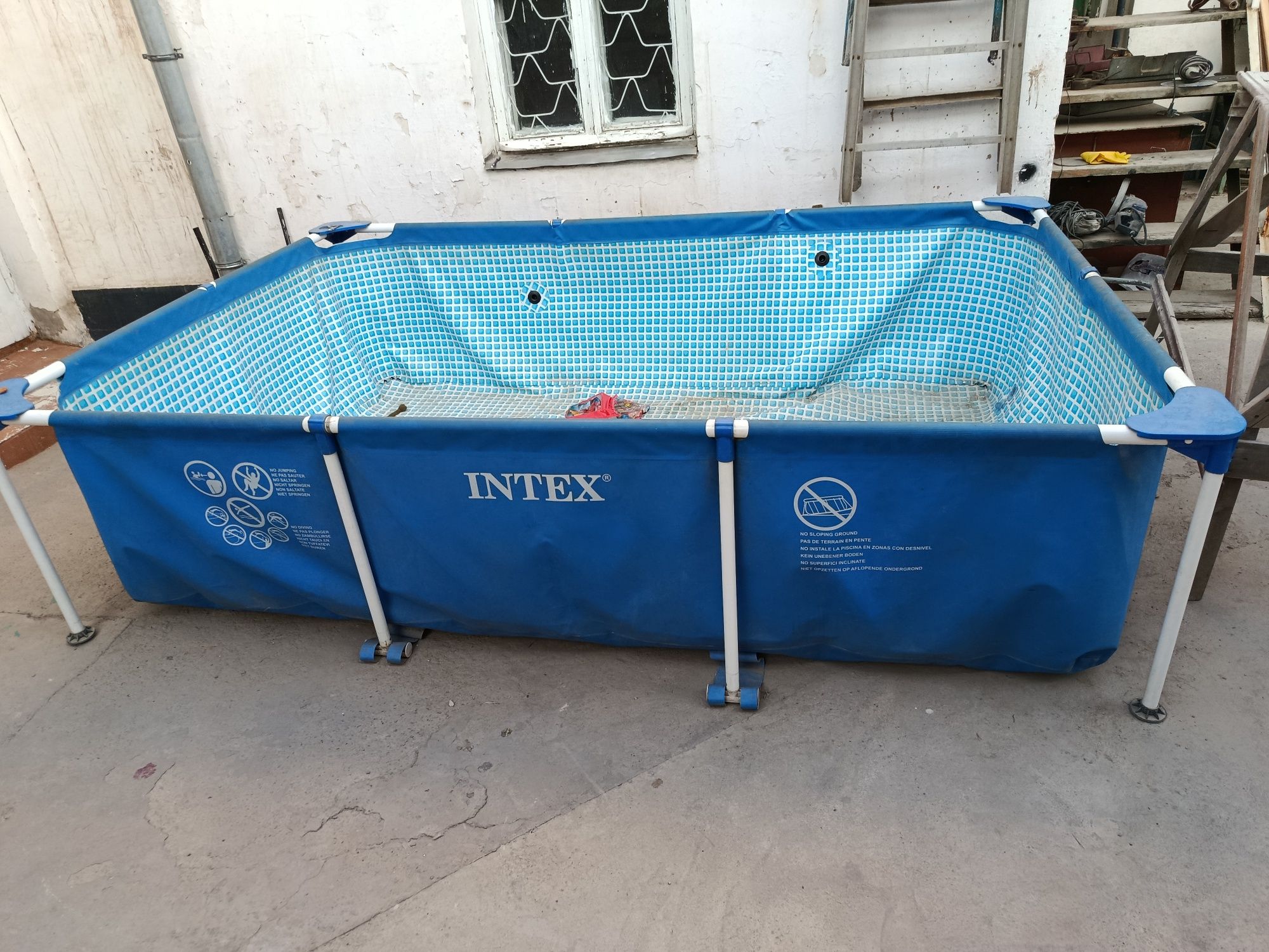 Продам бассейн intex  2/3 и на запчасти с нижней стороны есть проколы