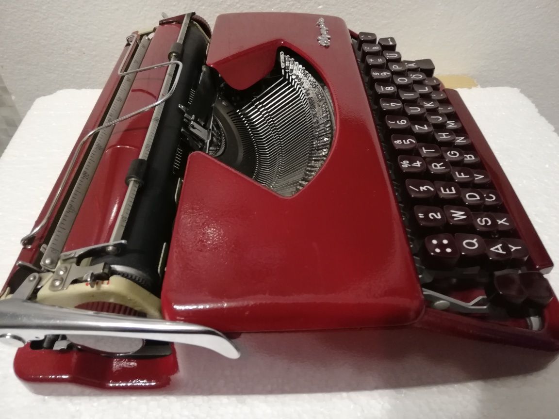 Mașina de scris Olympia taste visinii