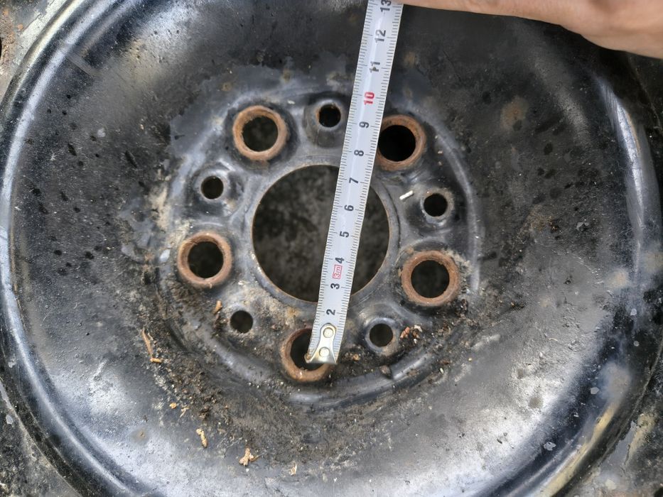 Vând 4 jante de otel cu cauciucuri de iarna pe R15