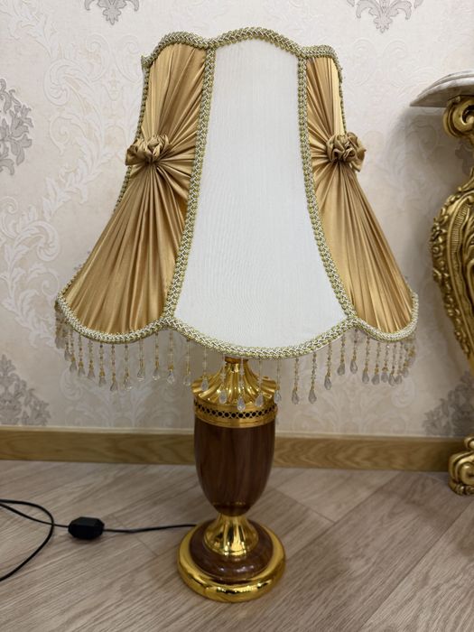 Шикарная лампа, с золотым декором и хрустальными подвесками - хорошее