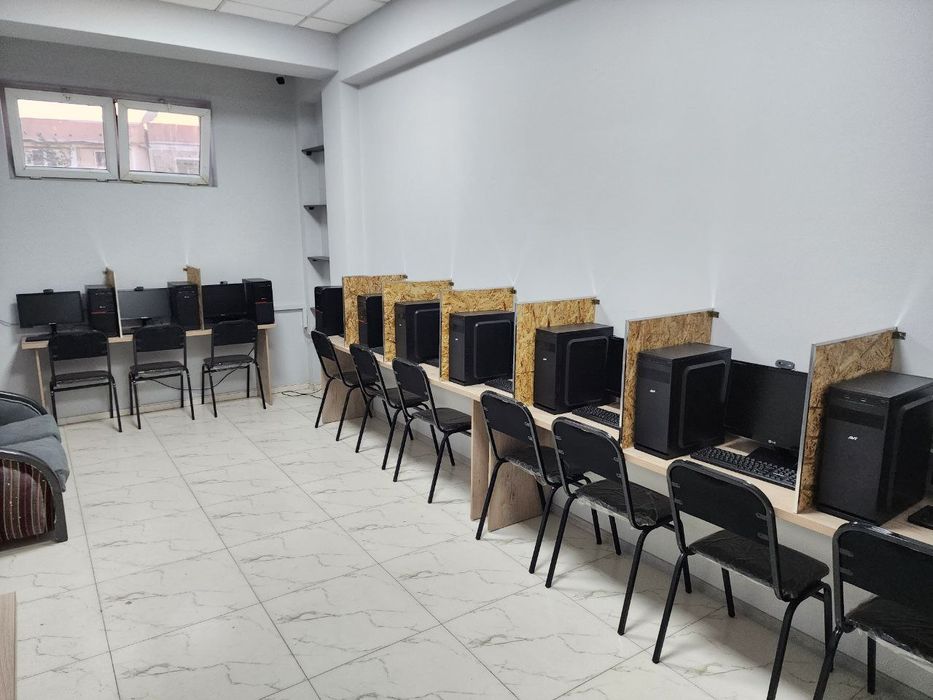 Автошкола обучает на курсы подготовки водителей категории "В".
