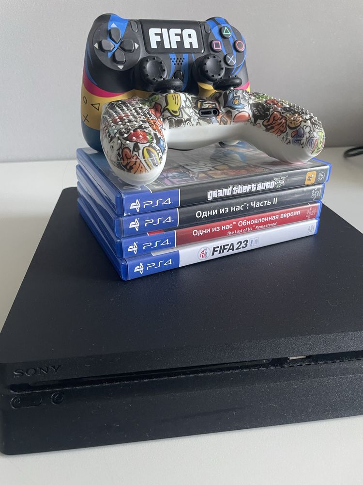 Продам PS4 в идеальном состоянии!