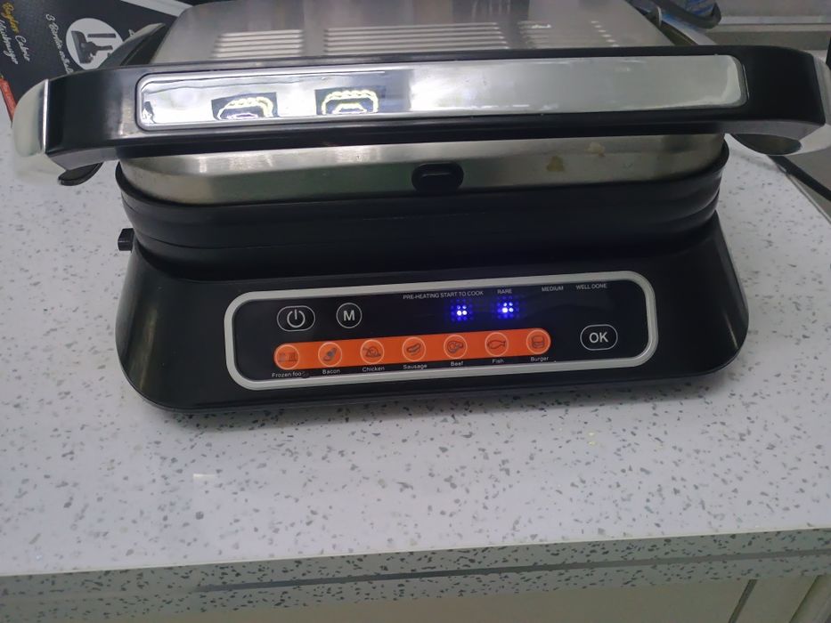 Grill VIVES,electric, placi antiaderente detașabile
