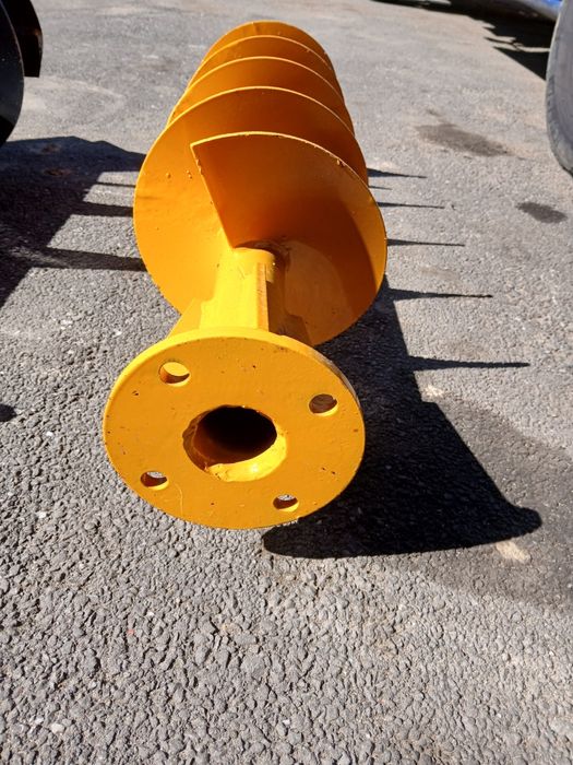 Burghiu pentru găuri pământ tractor