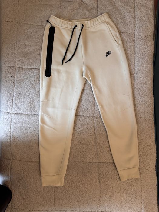 карамелово долнище "nike tech fleece"