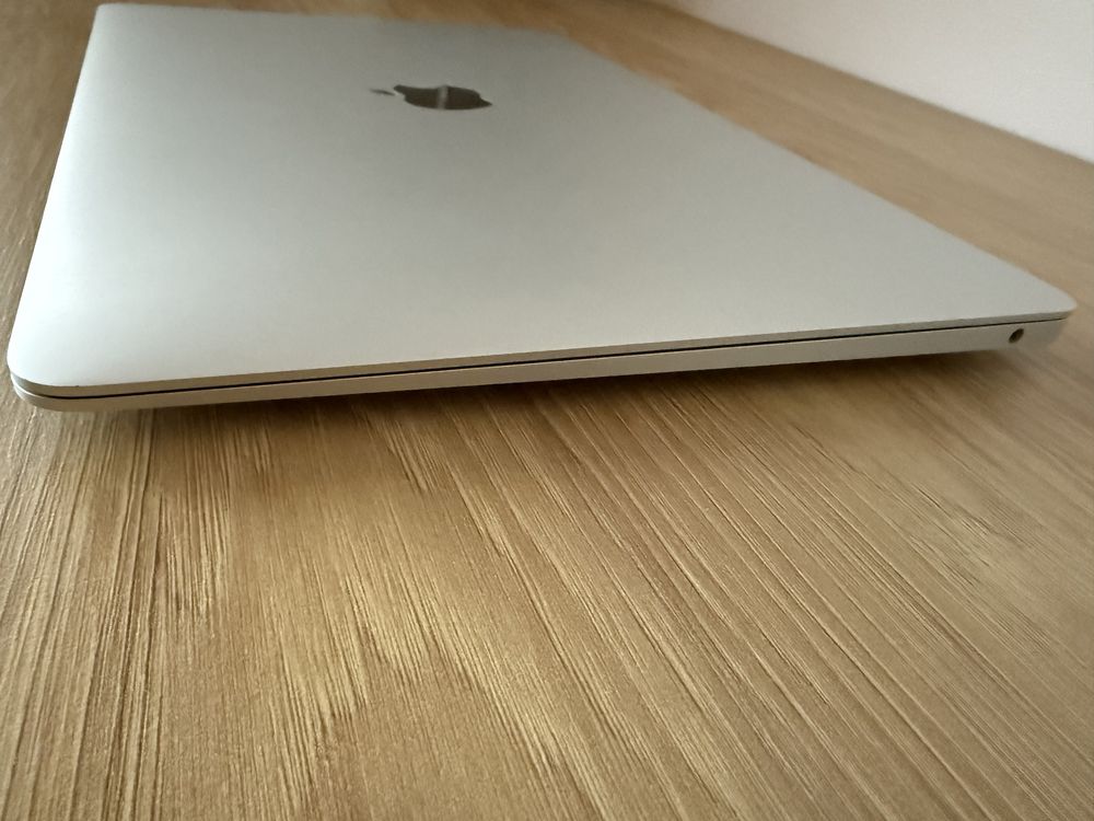 Продавам перфектен Macbook Air M1, 8bg RAM